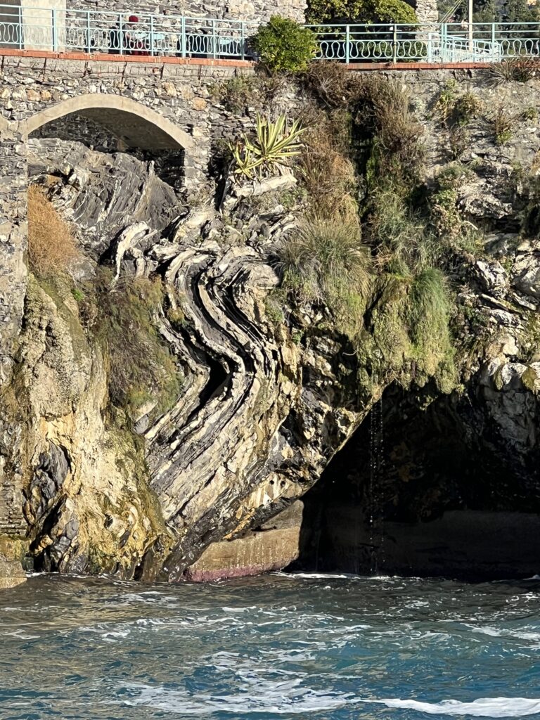 Calcari Antola Flysch scogliera Nervi piega