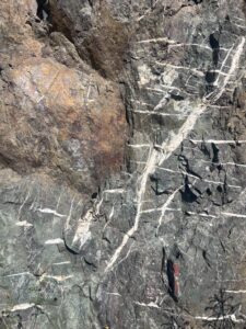 Affioramento di metabasiti Erzelli Strada vista dettaglio strutture